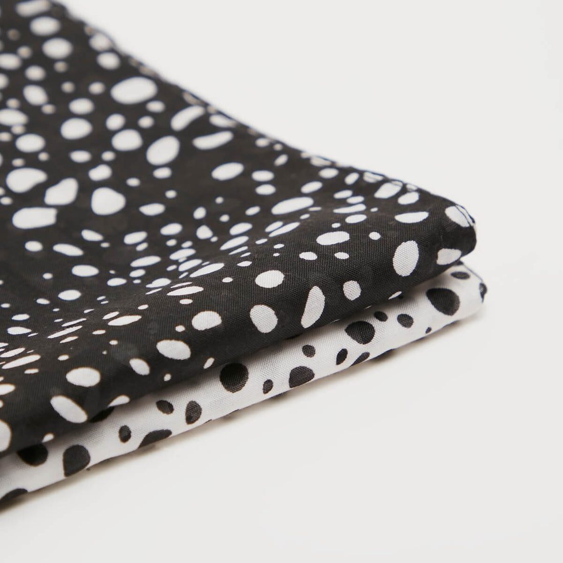 Printed Rectangular Scarf - Black and White