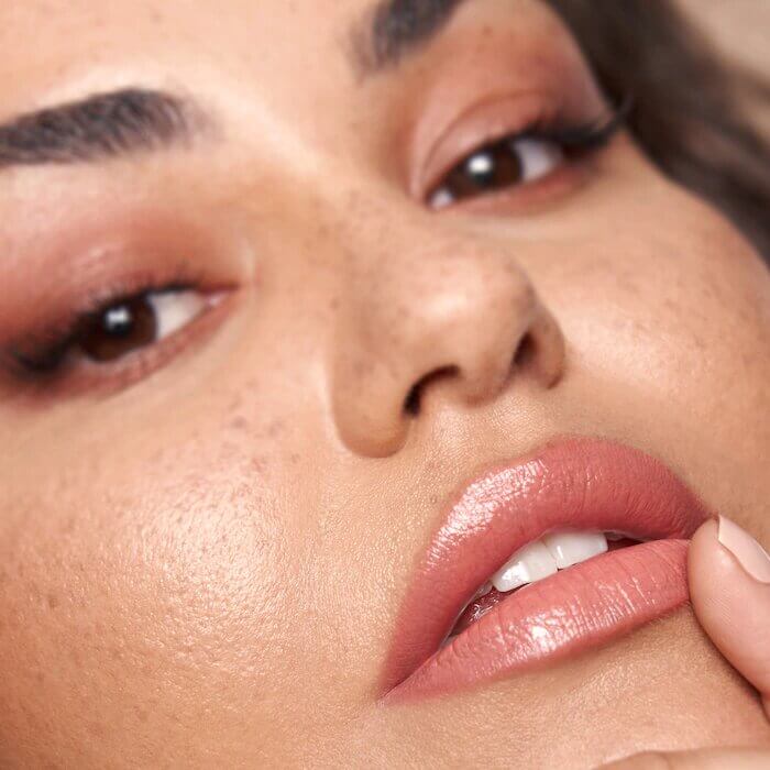Huda Beauty Power Bullet Cream Glow Hydrating Lipstick -Honey Bun